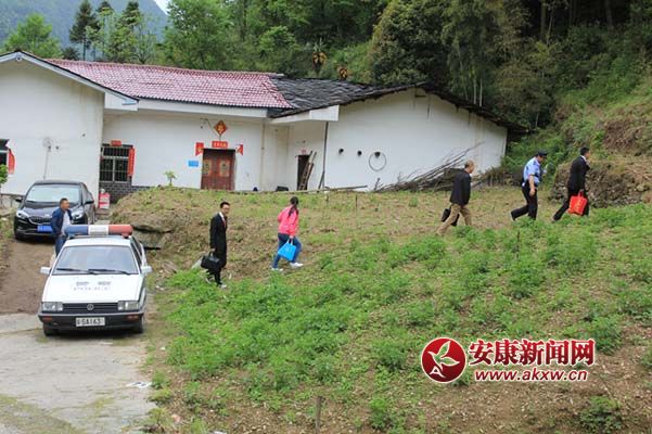 1開(kāi)車只能到這里 開(kāi)始上山_副本.jpg