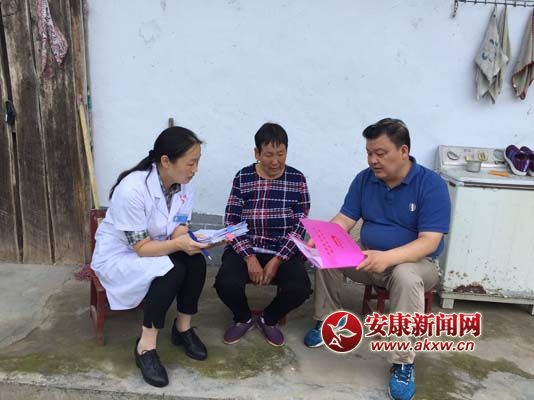 醫(yī)務人員為貧困戶講解健康扶貧政策.jpg