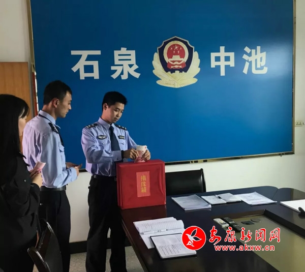 【暖意】婆孫相依為命 民警愛心捐款_meitu_2.jpg