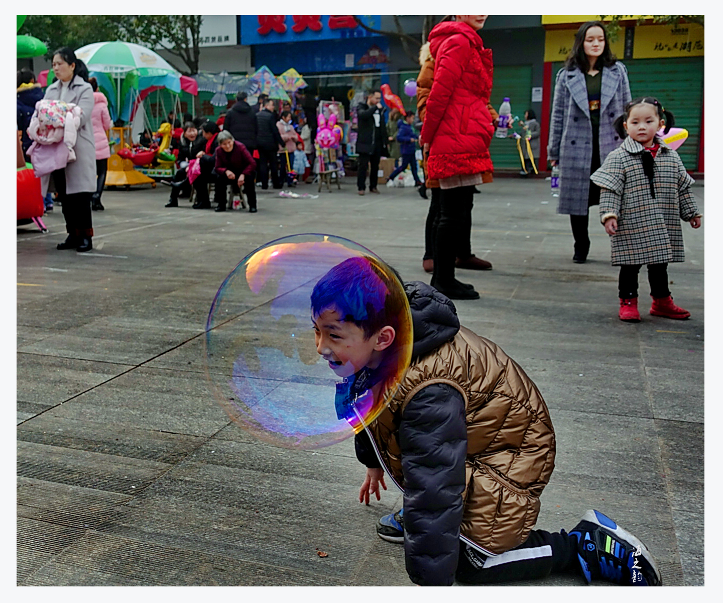 ³һ磬Ѯ(yng)ף V(chng)һǎׂ(g)ӱMĴĔzǶȾ(li)кƺ^  Ѧ   z.jpg