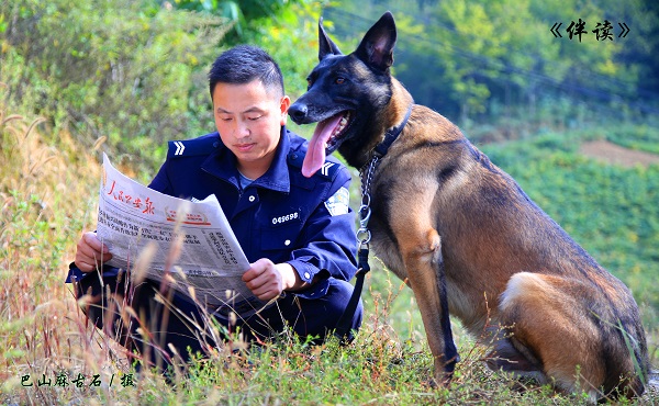 警犬蘭博及訓(xùn)導(dǎo)員.jpg